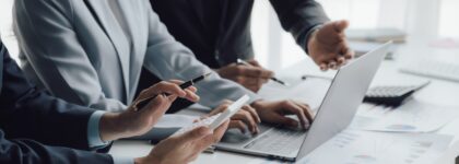 Business,adviser,meeting,to,analyze,and,discuss,the,situation,on
